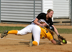 Julie Mahre attempts to tag out a Cobber runner.