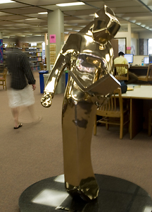 <I>A Knowing Woman</I>, a sculpture by Gloria Tew, was unveiled at Gustavus on Sept. 11. (Photo by Ashley Henningsgaard)