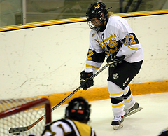 Jessica Doig carries the puck behind the net.