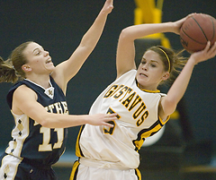 Bri Radtke looks for an open teammate.