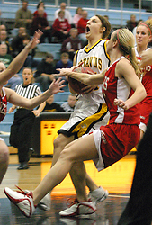 Molly Mathiowetz drives to the basket.