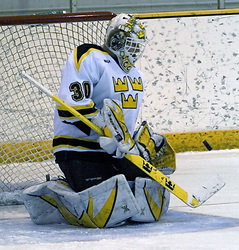 Josh Swartout smothers a Tommie slapshot for one his 22 saves in the game. (Photo: Ryan Coleman, d3sports)