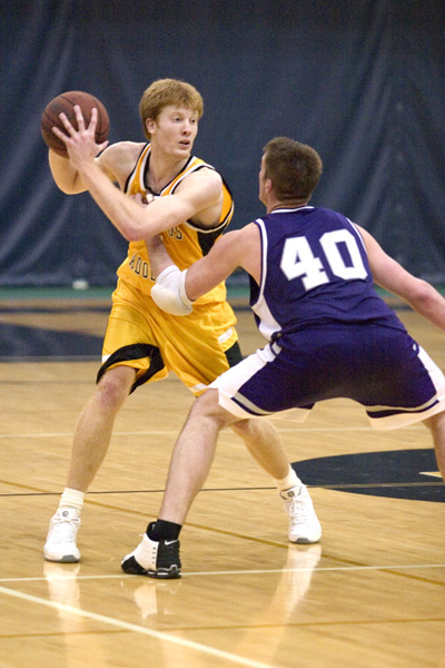 Doug Espenson looks for an open Gustie on the offensive end against St. Thomas.