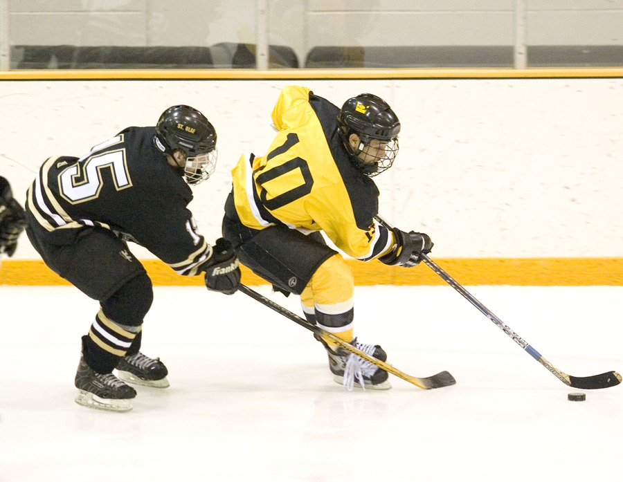 Sami Idris tries to keep the puck away from an Ole defender.