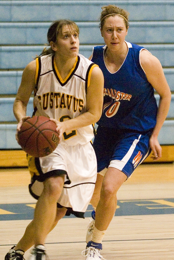 Jess Vadnais drives to the hoop.