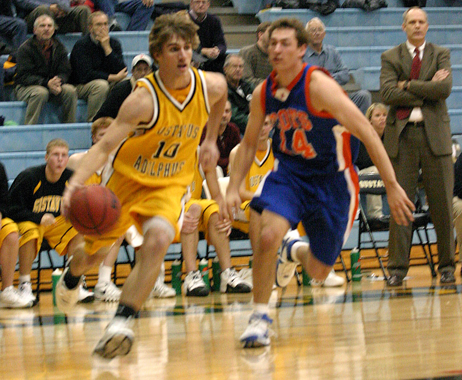 Dan Schmidtknecht drives for two of  his six points.