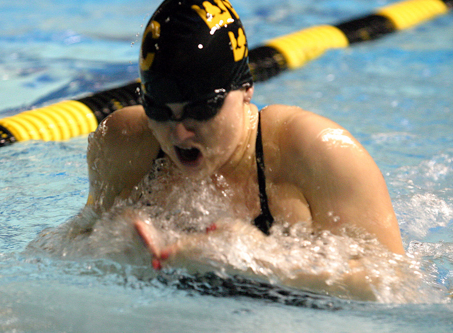 Gustie swimmer pushing towards the finish.