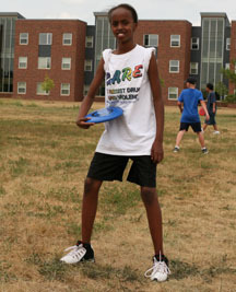 A student learns to throw a frisbee for disc golfing at last year’s NYSP. 