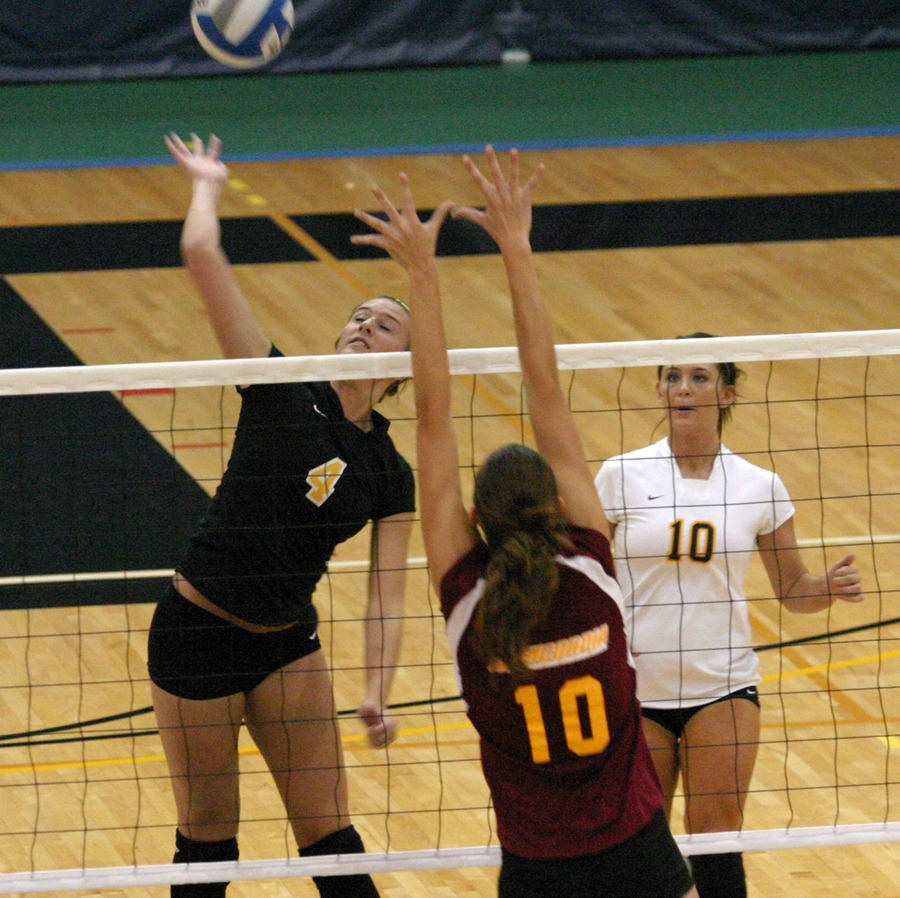 Angela Ahrendt goes up for the attack.