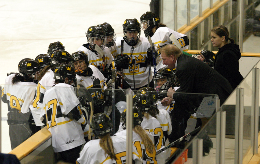 The Gusties get organized for a two-skater advantage.