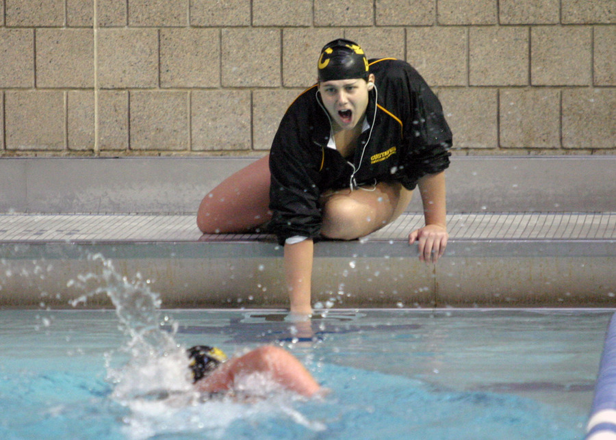 Janae Piehl counts for Carrie Gundersen as she swims the 1000 free.