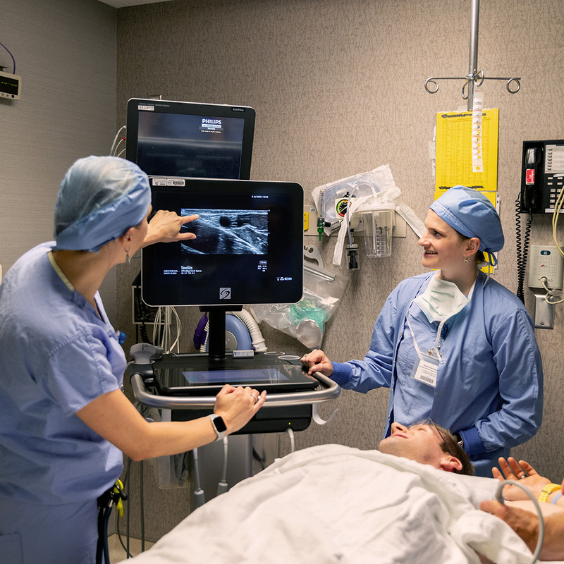 Gustavus nursing students working with Mayo doctors in an Operating Room.