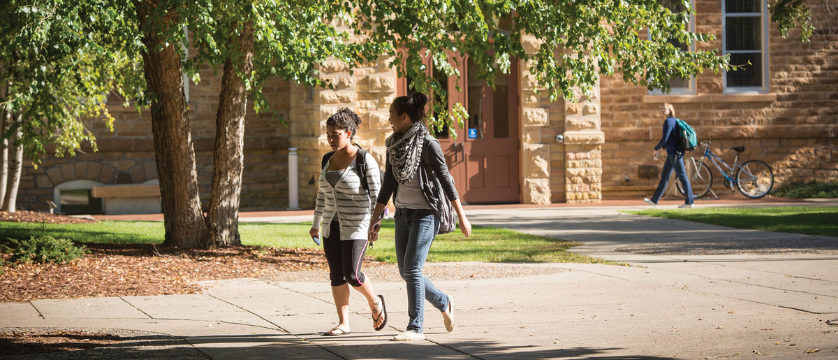 Gusties walking across campus.