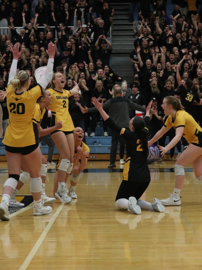 gustavus volleyball team celebrating