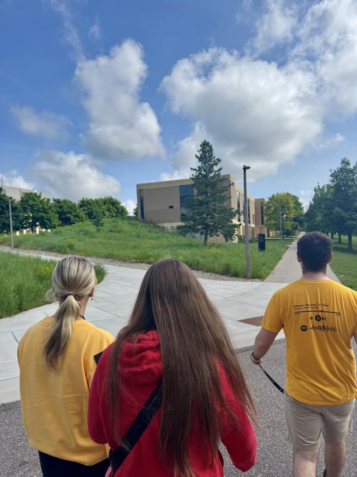 A student gives a family a college tour. 